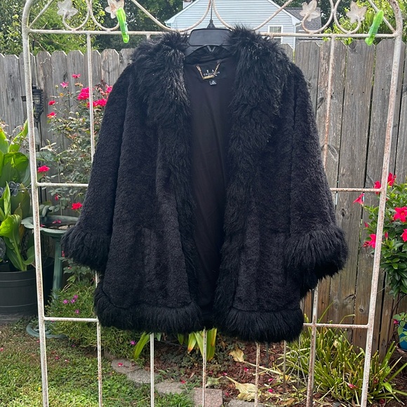 L A Coalition faux fur black Cape, NWOT, size 1X - Picture 1 of 3